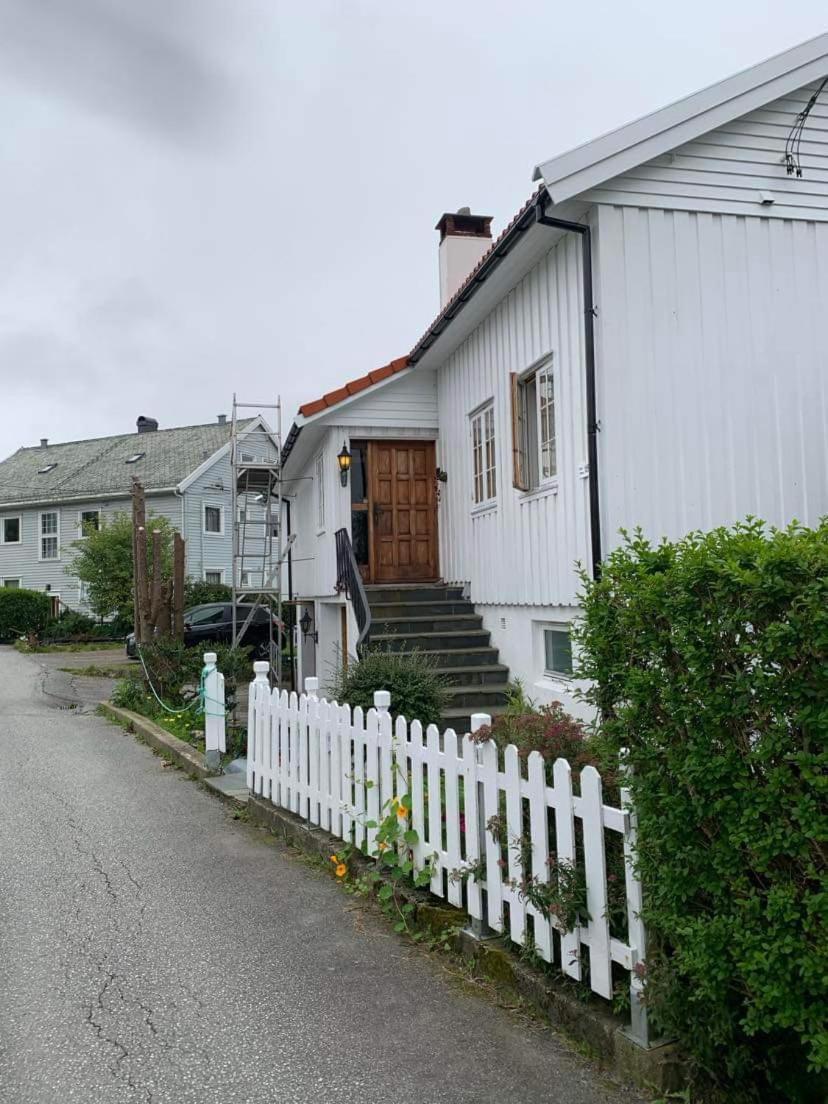 Sentrumsnaer Kjellerleilighet, Naer Sykehus Og Hogskole, Parkering Haugesund Exterior foto